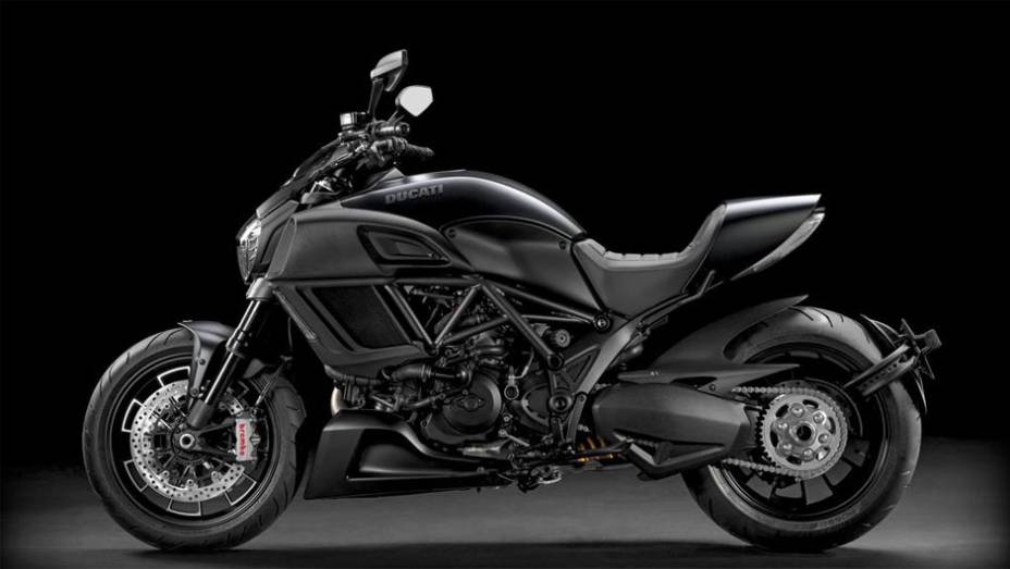 A Ducati Diavel 2014 conta com garfo Marzocchi de 50 mm, freios a disco com pinças Brembo monobloco e ABS Bosch 9MP como itens padrão | <a href="https://preprod.quatrorodas.abril.com.br/moto/noticias/ducati-apresenta-diavel-reestilizada-775578.shtml" rel="migration">Leia mais</a>