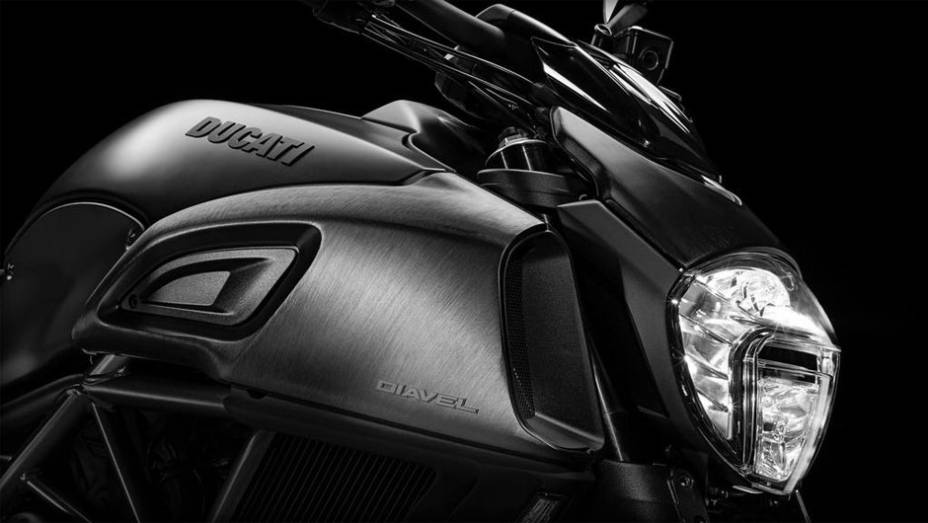 Detalhe dos novos faróis em LED | <a href="https://preprod.quatrorodas.abril.com.br/moto/noticias/ducati-apresenta-diavel-reestilizada-775578.shtml" rel="migration">Leia mais</a>