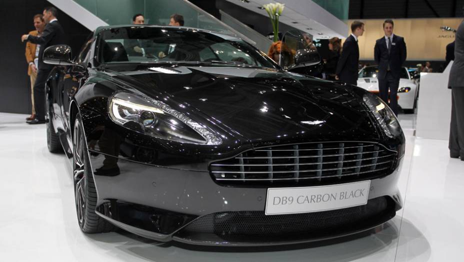 Aston Martin DB9 Carbon Black | <a href="https://preprod.quatrorodas.abril.com.br/noticias/saloes/genebra-2014/aston-martin-levara-edicoes-especiais-vantage-db9-genebra-774029.shtml" rel="migration">Leia mais</a> | <a href="https://preprod.quatrorodas.abril.com.br/galerias/saloes/genebra/2" rel="migration"></a>