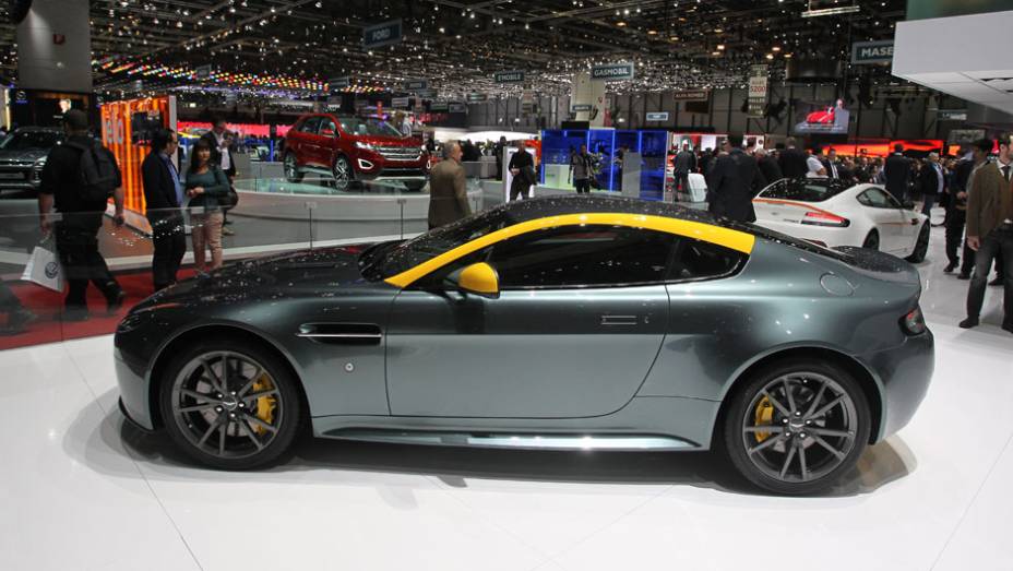 Aston Martin V8 Vantage N430 | <a href="https://preprod.quatrorodas.abril.com.br/noticias/saloes/genebra-2014/aston-martin-levara-edicoes-especiais-vantage-db9-genebra-774029.shtml" rel="migration">Leia mais</a> | <a href="https://preprod.quatrorodas.abril.com.br/galerias/saloes/genebra/20" rel="migration"></a>