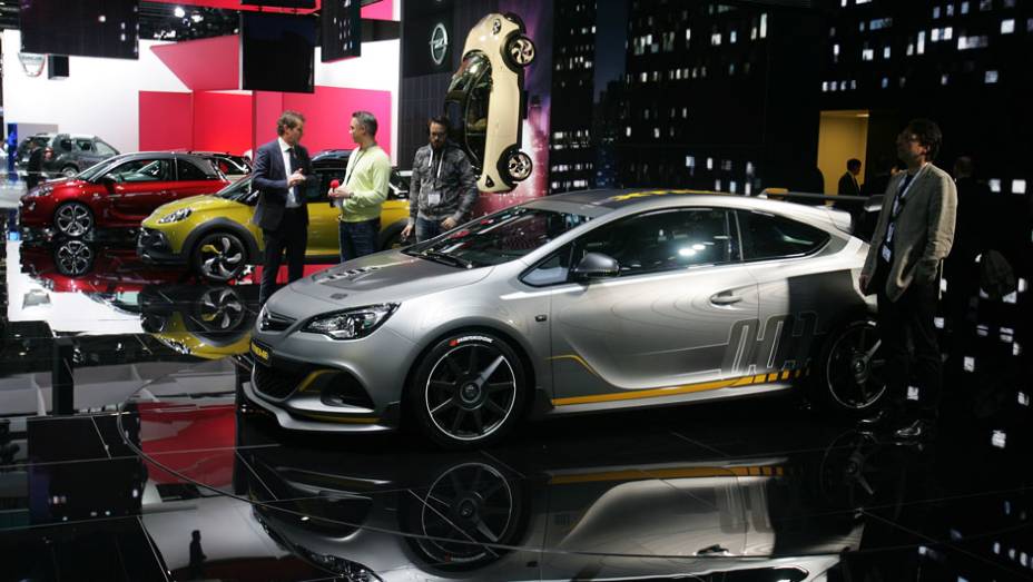 Opel Astra OPC Extreme | <a href="https://preprod.quatrorodas.abril.com.br/noticias/saloes/genebra-2014/opel-mostra-astra-opc-extreme-detalhes-774644.shtml" rel="migration">Leia mais</a> | <a href="https://preprod.quatrorodas.abril.com.br/galerias/saloes/genebra/2014/direto-genebra-parte-1" rel="migration"></a>