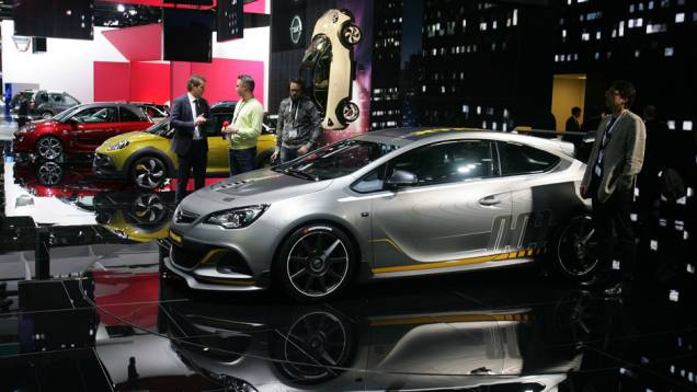 Opel Astra OPC Extreme | <a href="https://preprod.quatrorodas.abril.com.br/noticias/saloes/genebra-2014/opel-mostra-astra-opc-extreme-detalhes-774644.shtml" rel="migration">Leia mais</a> | <a href="https://preprod.quatrorodas.abril.com.br/galerias/saloes/genebra/2014/direto-genebra-parte-1" rel="migration"></a> Opel Astra OPC Extreme | <a href="https://preprod.quatrorodas.abril.com.br/noticias/saloes/genebra-2014/opel-mostra-astra-opc-extreme-detalhes-774644.shtml" rel="migration">Leia mais</a> | <a href="https://preprod.quatrorodas.abril.com.br/galerias/saloes/genebra/2014/direto-genebra-parte-1" rel="migration"></a>