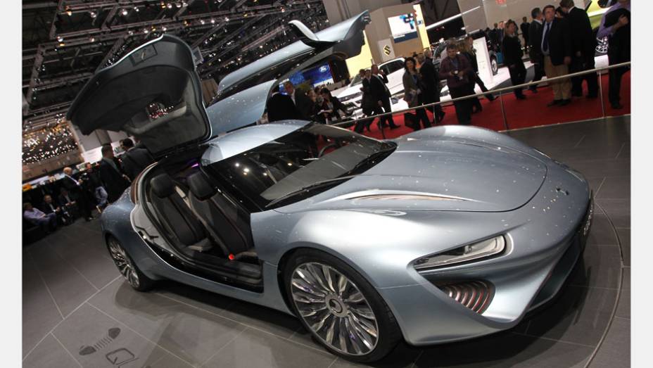 NanoFlowcell Quant | <a href="https://preprod.quatrorodas.abril.com.br/noticias/saloes/genebra-2014/nanoflowcell-ag-mostra-teaser-quant-e-sportlimousine-771835.shtml" rel="migration">Leia mais</a>| <a href="https://preprod.quatrorodas.abril.com.br/galerias/saloes/genebra/2014/direto-genebr" rel="migration"></a>