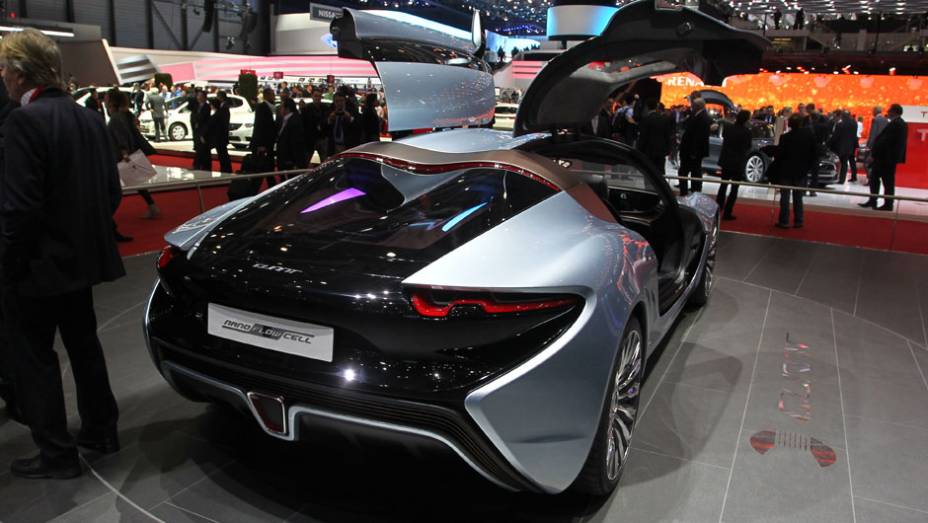 NanoFlowcell Quant | <a href="https://preprod.quatrorodas.abril.com.br/noticias/saloes/genebra-2014/nanoflowcell-ag-mostra-teaser-quant-e-sportlimousine-771835.shtml" rel="migration">Leia mais</a>| <a href="https://preprod.quatrorodas.abril.com.br/galerias/saloes/genebra/2014/direto-genebr" rel="migration"></a>