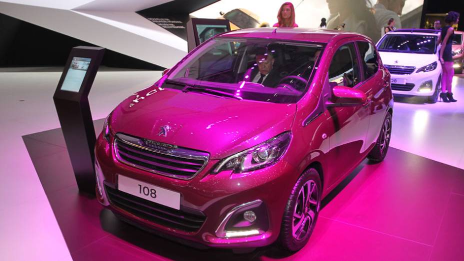 Peugeot 108 | <a href="https://preprod.quatrorodas.abril.com.br/noticias/saloes/genebra-2014/imagem-vazada-peugeot-revela-novo-108-773514.shtml" rel="migration">Leia mais</a>| <a href="https://preprod.quatrorodas.abril.com.br/galerias/saloes/genebra/2014/direto-genebra-parte-1-775644.shtml" rel="migration"></a>