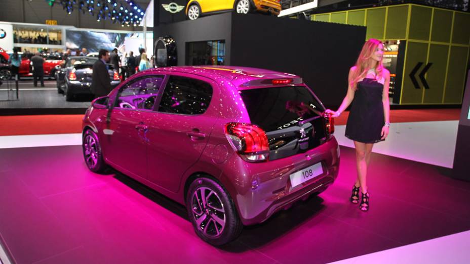 Peugeot 108 | <a href="https://preprod.quatrorodas.abril.com.br/noticias/saloes/genebra-2014/imagem-vazada-peugeot-revela-novo-108-773514.shtml" rel="migration">Leia mais</a>| <a href="https://preprod.quatrorodas.abril.com.br/galerias/saloes/genebra/2014/direto-genebra-parte-1-775644.shtml" rel="migration"></a>