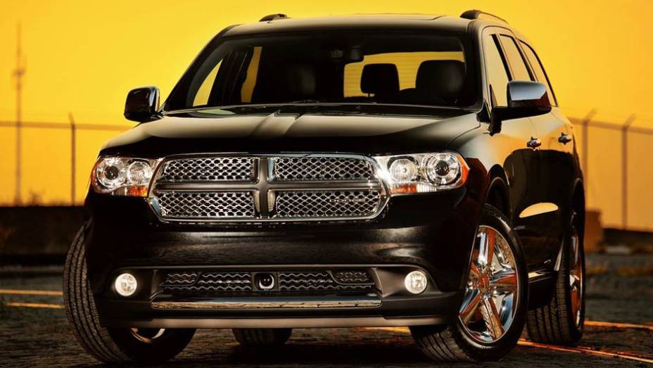 A tradicional grade frontal em desenho de cruz deixa claro que ele é um Dodge | <a href="https://preprod.quatrorodas.abril.com.br/carros/lancamentos//dodge-durango-736268.shtml" rel="migration">Leia mais</a>