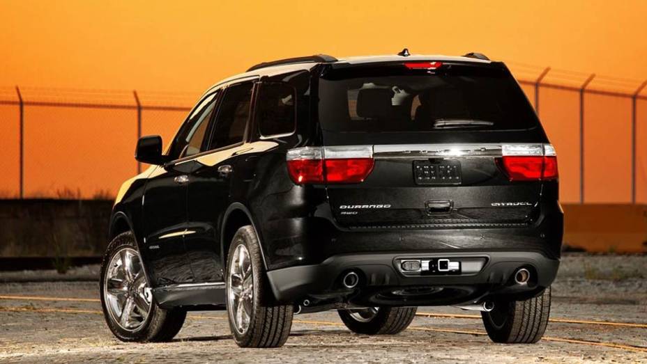 O Durango ser&aacute; vendido aqui em duas vers&otilde;es (Crew e Citadel), ambas bem equipadas | <a href="https://preprod.quatrorodas.abril.com.br/carros/lancamentos//dodge-durango-736268.shtml" rel="migration">Leia mais</a>