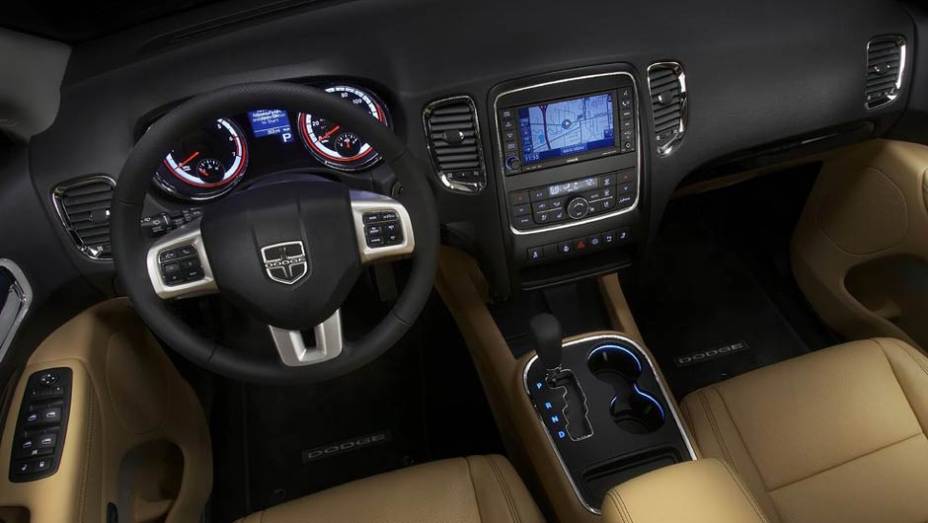 Por dentro, acabamento de boa qualidade e muitos equipamentos, incluindo DVD e ar-condicionado com tr&ecirc;s zonas de temperatura | <a href="https://preprod.quatrorodas.abril.com.br/carros/lancamentos//dodge-durango-736268.shtml" rel="migration">Leia mais</a>