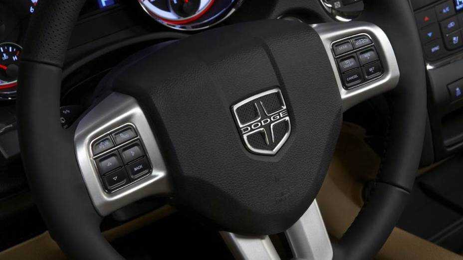 Comandos de som no volante s&atilde;o de s&eacute;rie, mas falta um GPS; pre&ccedil;os do Durango come&ccedil;am em R$ 179.900 | <a href="https://preprod.quatrorodas.abril.com.br/carros/lancamentos//dodge-durango-736268.shtml" rel="migration">Leia mais</a>