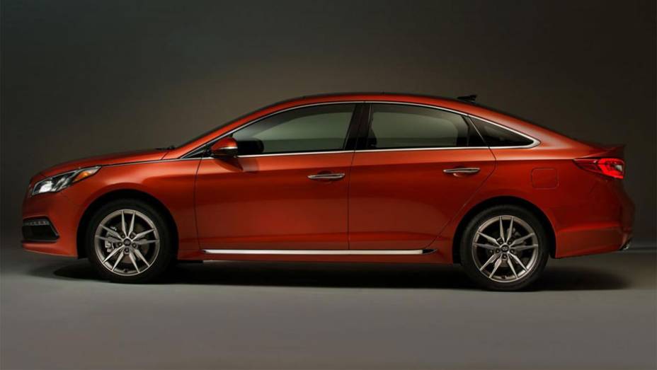 Sob o cap&ocirc;, duas op&ccedil;&otilde;es: 2.4 GDI de quatro cilindros que entrega 185 cv 24,6 mkgf de torque, enquanto que o 2.0 turbo, tamb&eacute;m de quatro cilindros, produz 245 cavalos de pot&ecirc;ncia e um torque m&aacute;ximo de 35,9 mkgf | <a href="https://preprod.quatrorodas.abril.com.br/no" rel="migration"></a>