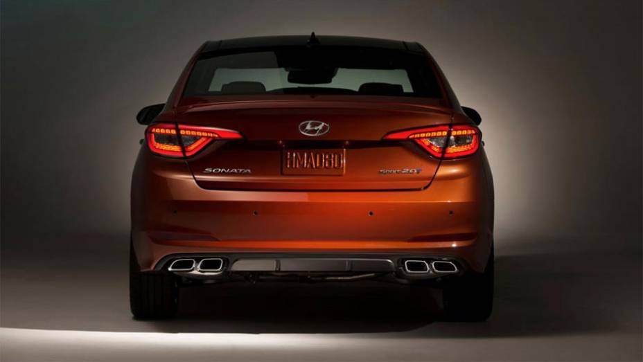 Vers&atilde;o Sport 2.0T tem um sistema de escape com quatro sa&iacute;das e rodas de liga leve de 18 polegadas | <a href="https://preprod.quatrorodas.abril.com.br/noticias/saloes/new-york-2014/hyundai-revela-sonata-2015-nova-york-779988.shtml" rel="migration">Leia mais</a>