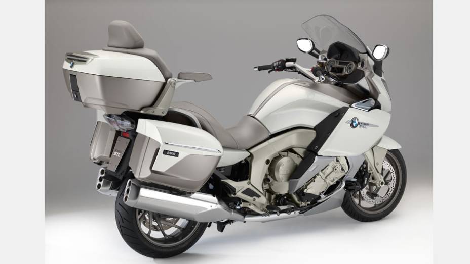 Modelo chega ao Brasil custando R$ 124.500,00 | <a href="https://preprod.quatrorodas.abril.com.br/moto/noticias/bmw-apresenta-nova-k-1600-gtl-exclusive-781765.shtml" rel="migration">Leia mais</a>