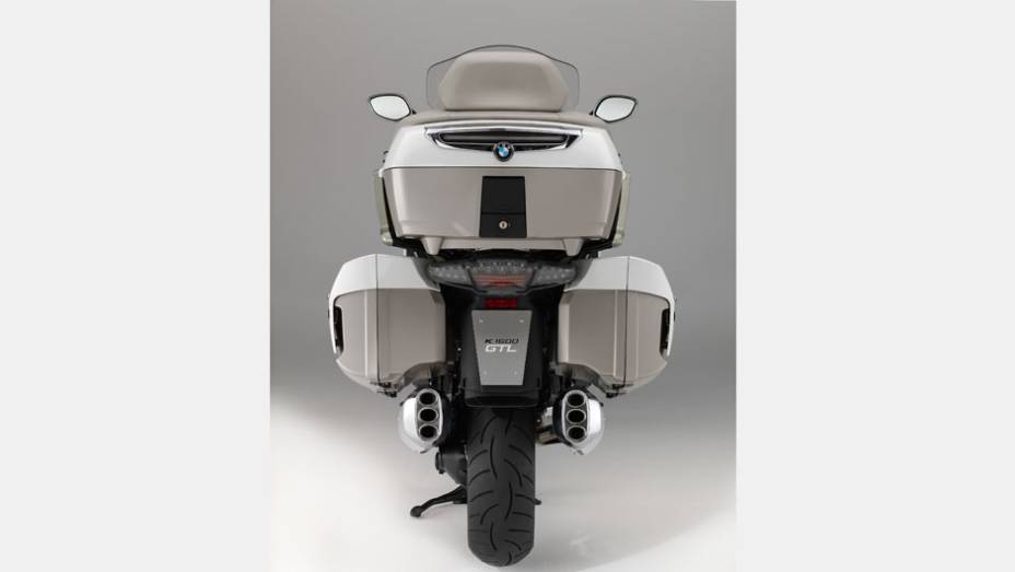 A K 1600 GTL Exclusive conta ainda com alta tecnologia, incluindo freios ABS | <a href="https://preprod.quatrorodas.abril.com.br/moto/noticias/bmw-apresenta-nova-k-1600-gtl-exclusive-781765.shtml" rel="migration">Leia mais</a>