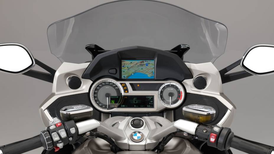 Detalhe do painel | <a href="https://preprod.quatrorodas.abril.com.br/moto/noticias/bmw-apresenta-nova-k-1600-gtl-exclusive-781765.shtml" rel="migration">Leia mais</a>