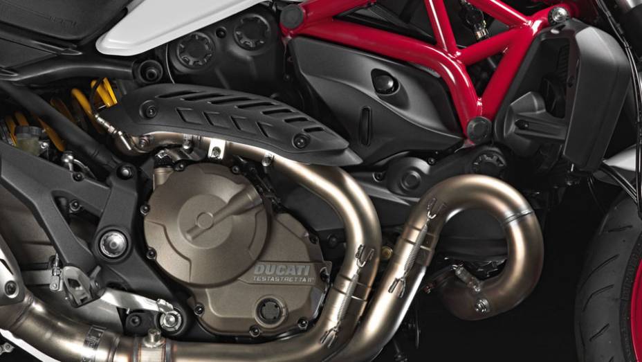 Detalhe do motor Testastretta 11° | <a href="https://preprod.quatrorodas.abril.com.br/moto/noticias/ducati-revela-monster-821-2014-784507.shtml" rel="migration">Leia mais</a>