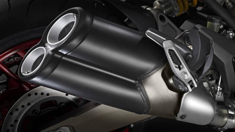 Detalhe do escape duplo | <a href="https://preprod.quatrorodas.abril.com.br/moto/noticias/ducati-revela-monster-821-2014-784507.shtml" rel="migration">Leia mais</a>