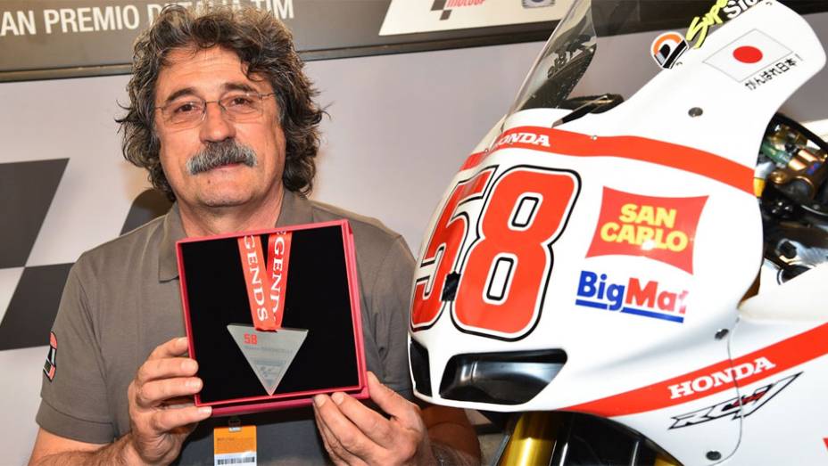 Paolo Simoncelli, pai de Marco, recebeu as homenagens | <a href="https://preprod.quatrorodas.abril.com.br/moto/noticias/motogp-marquez-lidera-treinos-mugello-784616.shtml" rel="migration">Leia mais</a>