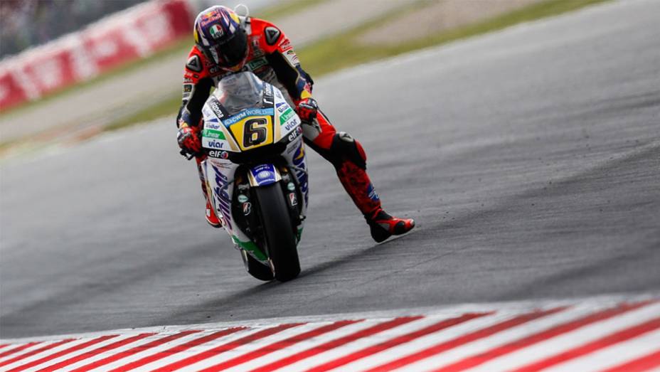 O alemão Stefan Bradl terminou a prova em quinto, na Catalunha | <a href="https://preprod.quatrorodas.abril.com.br/moto/noticias/motogp-marquez-vence-corrida-emocionante-barcelona-786084.shtml" rel="migration">Leia mais</a>