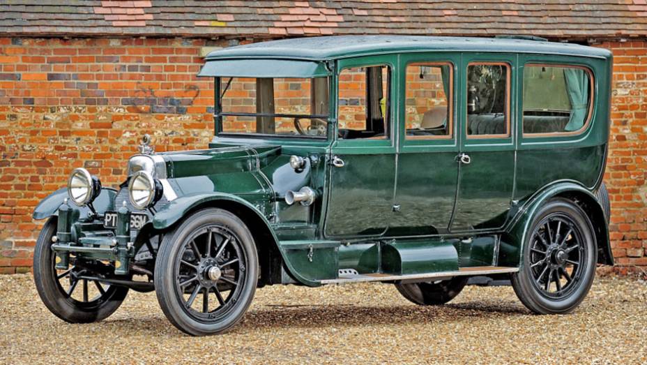 Rolls-Royce e De Dion-Bouton j&aacute; haviam empregado motores V8, mas a produ&ccedil;&atilde;o em s&eacute;rie e o mito de vigor e nobreza couberam ao da Cadillac, que come&ccedil;ou com 70 cv