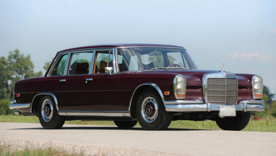 A empresa que tem na sua origem a cria&ccedil;&atilde;o do autom&oacute;vel lan&ccedil;ou seu primeiro V8 com a limusine 600, seu mais luxuoso produto. Hoje seus V8 costumam vir pelo seu bra&ccedil;o esportivo AMG