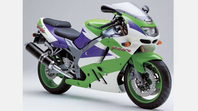 Na década de 1990, Kawasaki era sinônimo de Ninja. A Kawasaki Ninja ZX-9R de 1994 fez muito sucesso no país Na década de 1990, Kawasaki era sinônimo de Ninja. A Kawasaki Ninja ZX-9R de 1994 fez muito sucesso no país