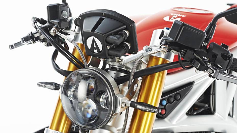 Detalhe da dianteira da Ariel Ace 2015 versão naked | <a href="https://preprod.quatrorodas.abril.com.br/moto/noticias/ariel-retorna-ao-mundo-duas-rodas-ace-2015-787267.shtml" rel="migration">Leia mais</a>