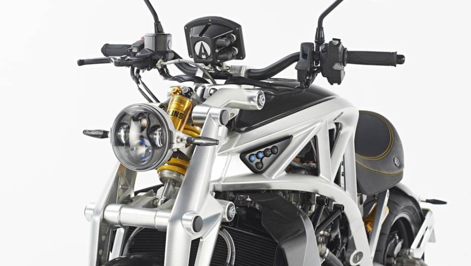 Detalhe da dianteira da Ariel Ace 2015 versão custom | <a href="https://preprod.quatrorodas.abril.com.br/moto/noticias/ariel-retorna-ao-mundo-duas-rodas-ace-2015-787267.shtml" rel="migration">Leia mais</a>