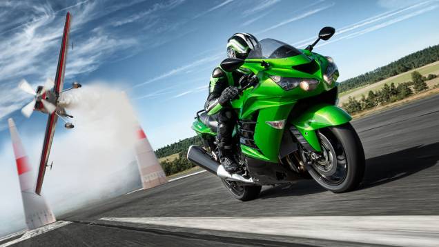 1- Kawasaki Ninja ZX-14R - A superesportiva que lidera a lista conta com motor de 1.441 cc e entrega até 210 cavalos a 10.000 rpm, 15,7 mkgf de torque a 7.500 rpm, pesando 268 kg (com ABS). Para domar essa potência toda, ela conta com vários mapas de inj 1- Kawasaki Ninja ZX-14R - A superesportiva que lidera a lista conta com motor de 1.441 cc e entrega até 210 cavalos a 10.000 rpm, 15,7 mkgf de torque a 7.500 rpm, pesando 268 kg (com ABS). Para domar essa potência toda, ela conta com vários mapas de inj