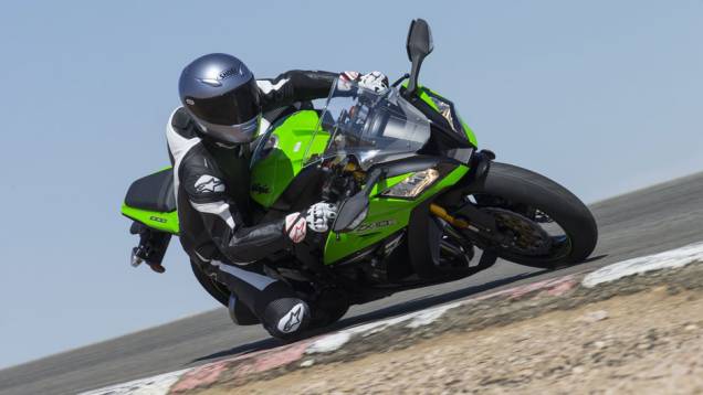 2- Kawasaki Ninja ZX-10R - Com 209,9 cavalos de potência a 13.000 rpm e torque máximo de 11,4 mkgf a 11.500 rpm, pesando 201 kg (ABS), ela conta com o inédito sistema S-KTRC (Controle de Tração Esportiva Kawasaki) com três modos: esportivo, esporte-urbano 2- Kawasaki Ninja ZX-10R - Com 209,9 cavalos de potência a 13.000 rpm e torque máximo de 11,4 mkgf a 11.500 rpm, pesando 201 kg (ABS), ela conta com o inédito sistema S-KTRC (Controle de Tração Esportiva Kawasaki) com três modos: esportivo, esporte-urbano