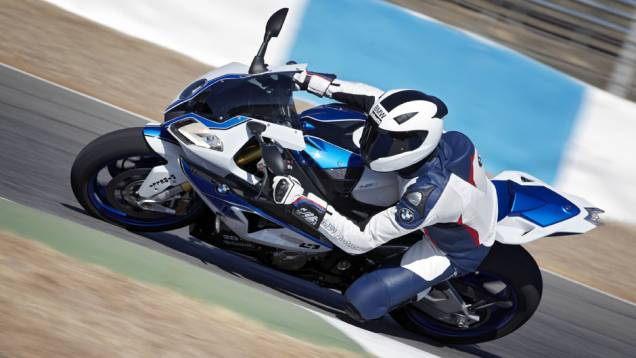 6- A BMW HP4 entrega 193 cavalos de potência. Pesando apenas 169 kg, ela utiliza diversas peças em fibra de carbono 6- A BMW HP4 entrega 193 cavalos de potência. Pesando apenas 169 kg, ela utiliza diversas peças em fibra de carbono