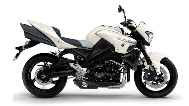 8- Suzuki B-King também aparece na lista, com 184 cavalos de potência. O grande destaque dessa moto é o motor de 1.340 cc "domado" da Hayabusa, que conta com o sistema de injeção eletrônica de Dupla Válvula de Borboleta Suzuki (SDTV) e reduz o consumo de 8- Suzuki B-King também aparece na lista, com 184 cavalos de potência. O grande destaque dessa moto é o motor de 1.340 cc "domado" da Hayabusa, que conta com o sistema de injeção eletrônica de Dupla Válvula de Borboleta Suzuki (SDTV) e reduz o consumo de