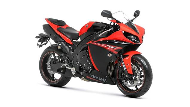 9- A Yamaha YZF-R1 gera 182 cavalos de potência a 12.500 rpm. O grande destaque da R1 é o sistema "Crossplane", no qual os pistões do motor trabalham de forma assimétrica, garantindo aceleração mais constante, influenciado pelo desenvolvimento do modelo Y 9- A Yamaha YZF-R1 gera 182 cavalos de potência a 12.500 rpm. O grande destaque da R1 é o sistema "Crossplane", no qual os pistões do motor trabalham de forma assimétrica, garantindo aceleração mais constante, influenciado pelo desenvolvimento do modelo Y