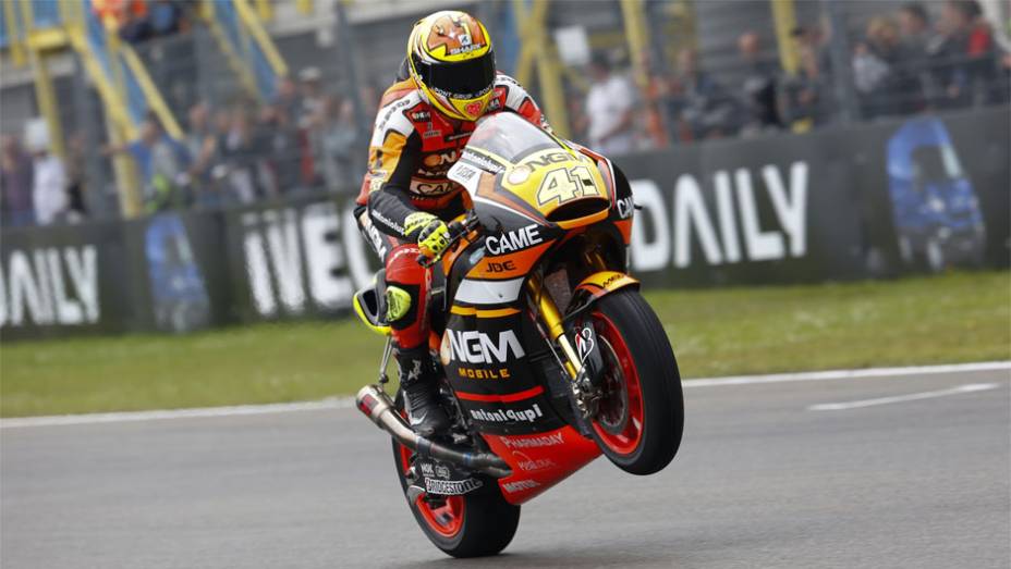 Aleix Espargaró conquistou sua primeira pole da carreira na MotoGP na Holanda | <a href="https://preprod.quatrorodas.abril.com.br/moto/noticias/motogp-aleix-espargaro-garante-pole-holanda-787487.shtml" rel="migration">Leia mais</a>