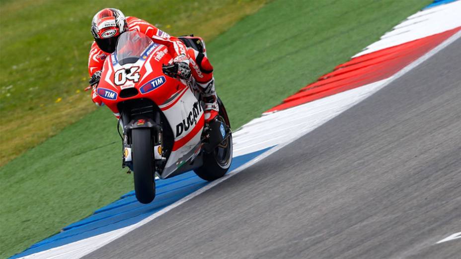 Andrea Dovizioso aparece em sétimo no grid de largada | <a href="https://preprod.quatrorodas.abril.com.br/moto/noticias/motogp-aleix-espargaro-garante-pole-holanda-787487.shtml" rel="migration">Leia mais</a>