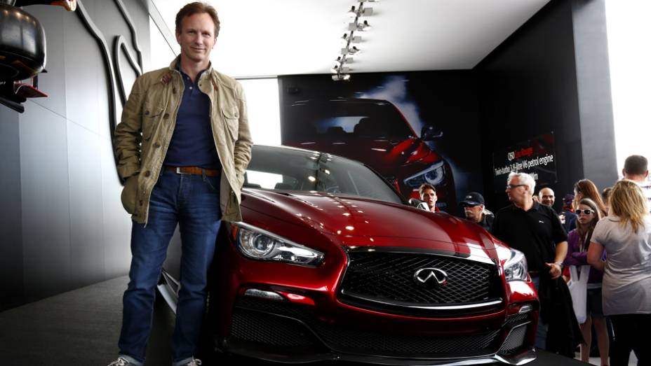 Uma das tarefas de Horner foi mostrar aos visitantes o Infiniti Q50 Eau Rouge | <a href="https://preprod.quatrorodas.abril.com.br/galerias/especiais/festival-goodwood-2014-parte-1-787499.shtml" rel="migration">Parte 1</a>