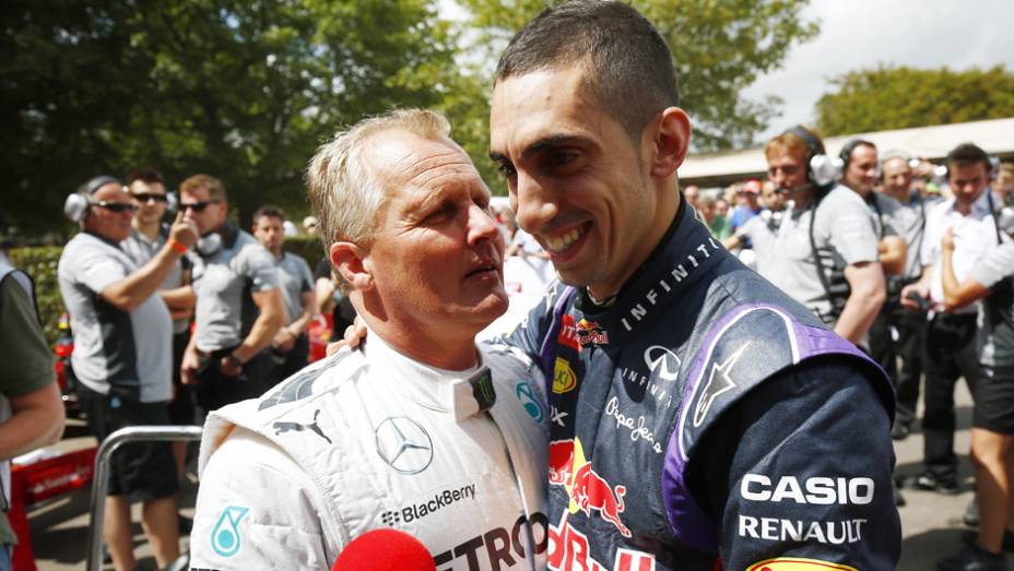 Encontro de gerações: o veteraníssimo Johnny Herbert com o ainda jovem Sébastien Buemi | <a href="https://preprod.quatrorodas.abril.com.br/galerias/especiais/festival-goodwood-2014-parte-1-787499.shtml" rel="migration">Parte 1</a>