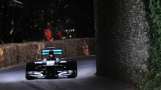 Aliás, voltando a falar em Herbert, ele guiou o Mercedes MGP W02 | <a href="https://preprod.quatrorodas.abril.com.br/galerias/especiais/festival-goodwood-2014-parte-1-787499.shtml" rel="migration">Parte 1</a> Aliás, voltando a falar em Herbert, ele guiou o Mercedes MGP W02 | <a href="https://preprod.quatrorodas.abril.com.br/galerias/especiais/festival-goodwood-2014-parte-1-787499.shtml" rel="migration">Parte 1</a>