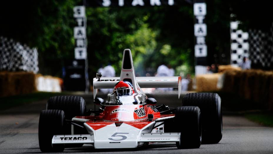 Nunca é demais mostrar a bela McLaren M23, mais uma vez conduzida por Emerson Fittipaldi | <a href="https://preprod.quatrorodas.abril.com.br/galerias/especiais/festival-goodwood-2014-parte-1-787499.shtml" rel="migration">Parte 1</a>