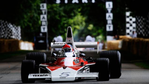 Nunca é demais mostrar a bela McLaren M23, mais uma vez conduzida por Emerson Fittipaldi | <a href="https://preprod.quatrorodas.abril.com.br/galerias/especiais/festival-goodwood-2014-parte-1-787499.shtml" rel="migration">Parte 1</a> Nunca é demais mostrar a bela McLaren M23, mais uma vez conduzida por Emerson Fittipaldi | <a href="https://preprod.quatrorodas.abril.com.br/galerias/especiais/festival-goodwood-2014-parte-1-787499.shtml" rel="migration">Parte 1</a>