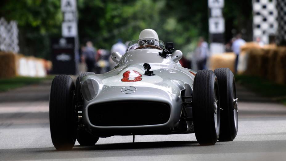 O mesmo se aplica à Mercedes W196 guiada pelo sir Stirling Moss | <a href="https://preprod.quatrorodas.abril.com.br/galerias/especiais/festival-goodwood-2014-parte-1-787499.shtml" rel="migration">Parte 1</a>