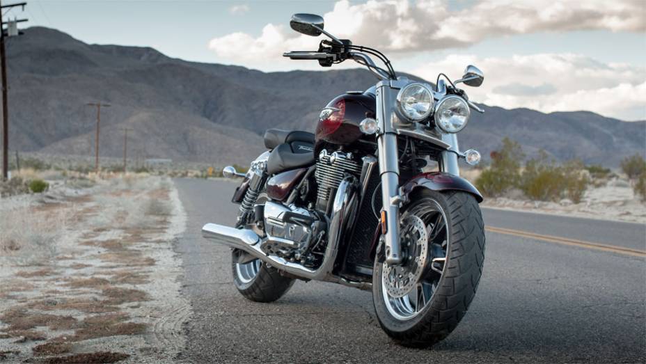 Com c&acirc;mbio de seis marchas, a moto entrega 93,8 cavalos de pot&ecirc;ncia a 5.400 rpm e 15,4 mkgf de torque a apenas 3.550 rpm | <a href="https://preprod.quatrorodas.abril.com.br/moto/noticias/triumph-lanca-thunderbird-commander-brasil-791427.shtml" rel="migration">Leia mais</a>