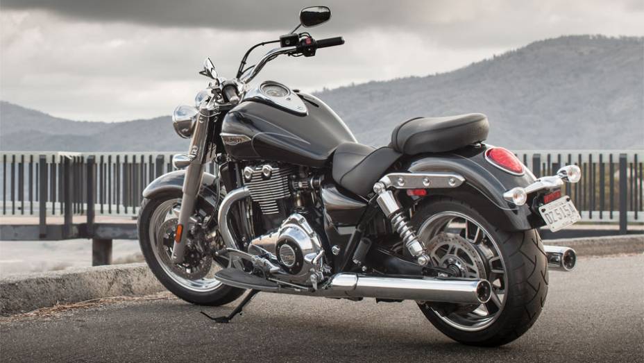 A motocicleta apresenta visual mais cl&aacute;ssico, com mais elementos cromados, banco mais confort&aacute;vel e novo pneu mais largo na dianteira | <a href="https://preprod.quatrorodas.abril.com.br/moto/noticias/triumph-lanca-thunderbird-commander-brasil-791427.shtml" rel="migration">Leia ma</a>