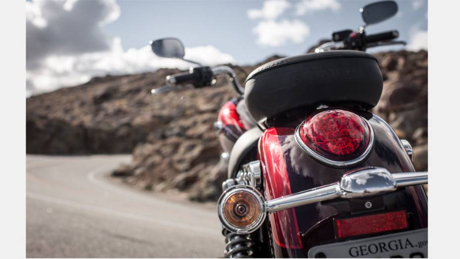 Detalhe da lanterna traseira e pisca em LED | <a href="https://preprod.quatrorodas.abril.com.br/moto/noticias/triumph-lanca-thunderbird-commander-brasil-791427.shtml" rel="migration">Leia mais</a>