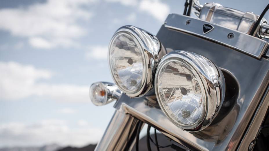 O tradicional farol dupla n&atilde;o podia faltar | <a href="https://preprod.quatrorodas.abril.com.br/moto/noticias/triumph-lanca-thunderbird-commander-brasil-791427.shtml" rel="migration">Leia mais</a>