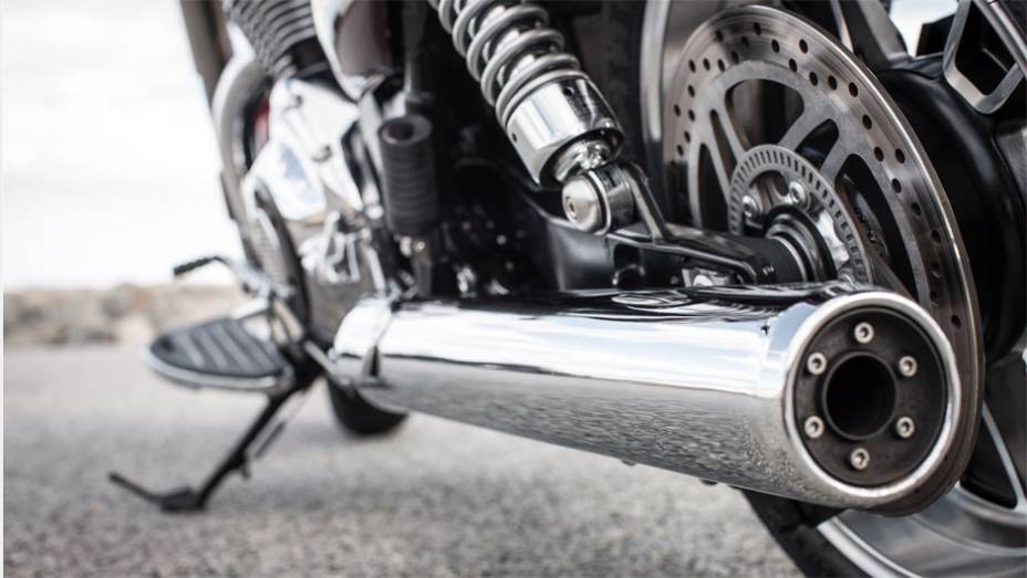 Tubo de escape cromado chama a aten&ccedil;&atilde;o e entrega bom ronco | <a href="https://preprod.quatrorodas.abril.com.br/moto/noticias/triumph-lanca-thunderbird-commander-brasil-791427.shtml" rel="migration">Leia mais</a>