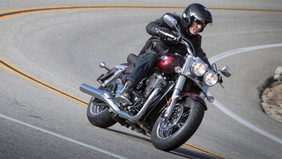Apesar dos 348 kg, a Triumph Thunderbird Commander conta com incr&iacute;veis flexibilidade, versatilidade e conforto, com respostas r&aacute;pidas e &aacute;geis | <a href="https://preprod.quatrorodas.abril.com.br/moto/noticias/triumph-lanca-thunderbird-commander-brasil-791427.shtml" rel="migration"></a>