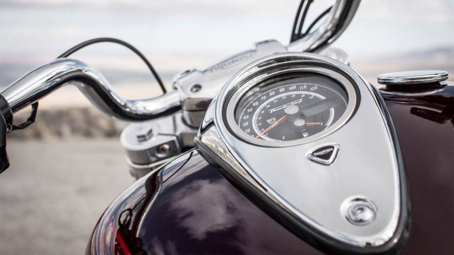Tanque de combust&iacute;vel e painel de instrumentos | <a href="https://preprod.quatrorodas.abril.com.br/moto/noticias/triumph-lanca-thunderbird-commander-brasil-791427.shtml" rel="migration">Leia mais</a>