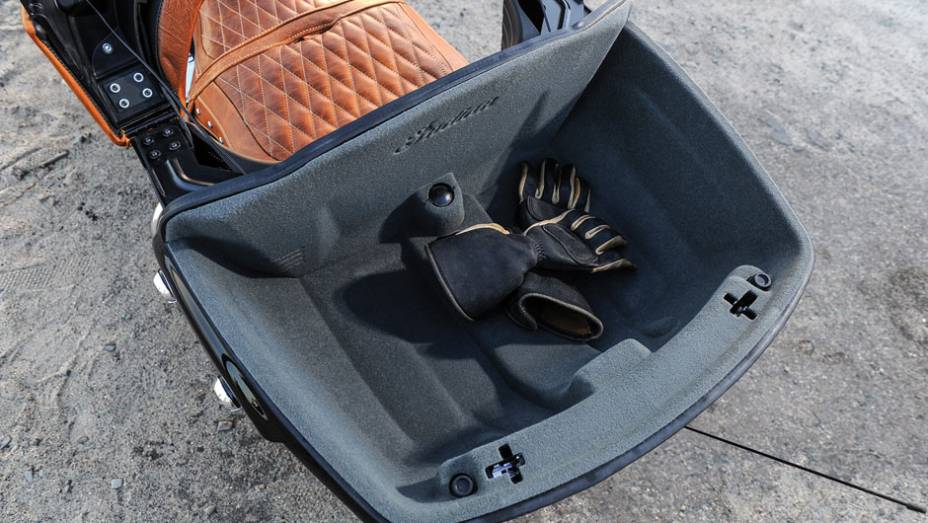 Bauleto atr&aacute;s encosto do passageiro tem capacidade de 64 litros | <a href="https://preprod.quatrorodas.abril.com.br/moto/noticias/indian-apresenta-roadmaster-2015-eua-793017.shtml" rel="migration">Leia mais</a>