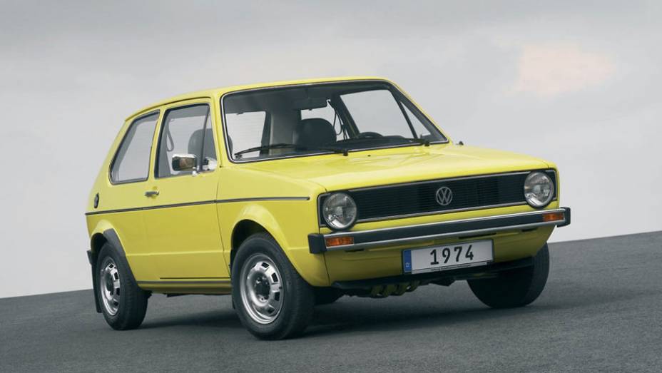 O Golf foi lan&ccedil;ado em 1974 para substituir o antigo Fusca na Alemanha; com tra&ccedil;&atilde;o dianteira e porte compacto, agradou em cheio | <a href="https://preprod.quatrorodas.abril.com.br/carros/lancamentos/volkswagen-golf-vii-749855.shtml" rel="migration">Mais sobre o novo Golf no Brasil</a>